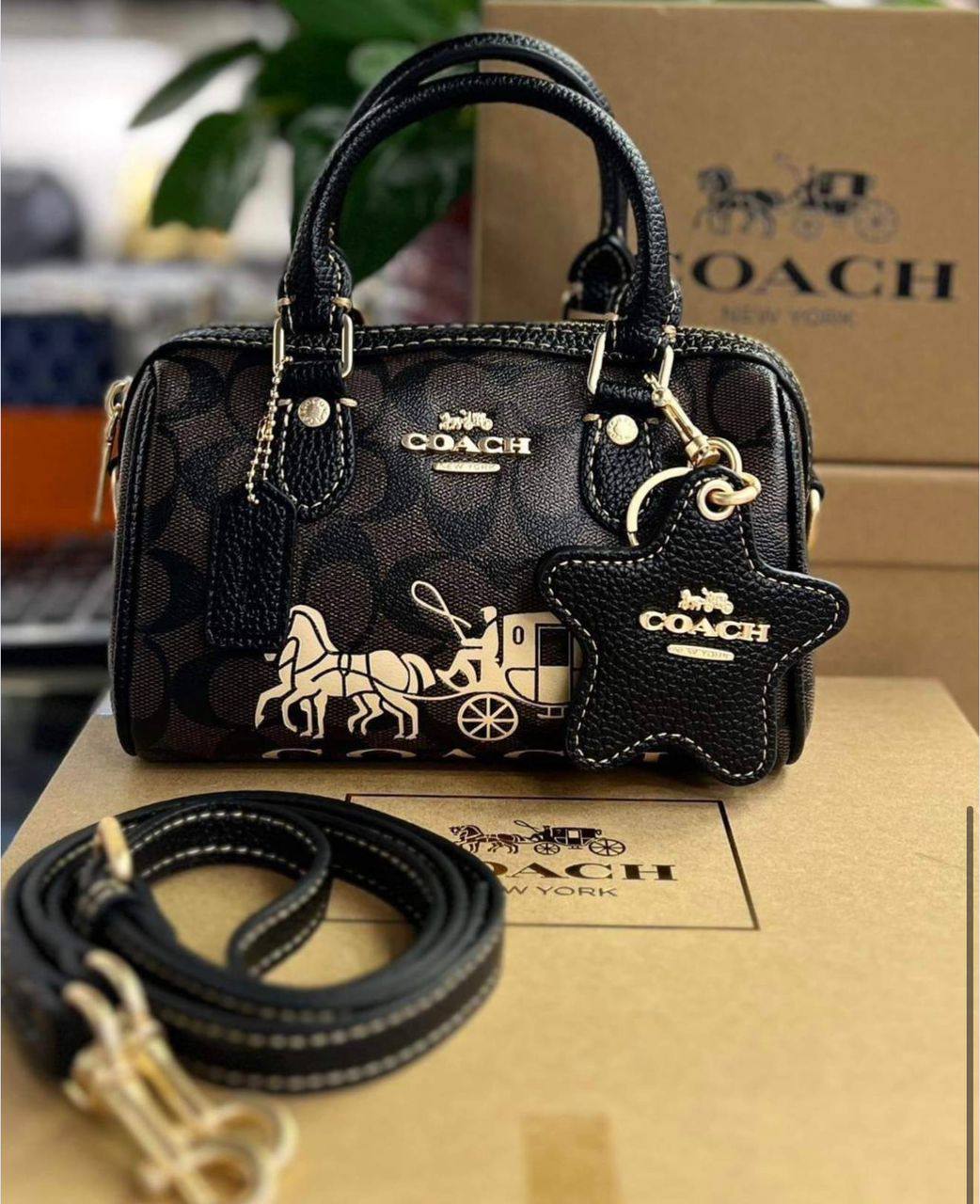 Coach
100 dhs✅
SIZE：17cm
good-quality
 with box

Zain35
♥️♥️♥️