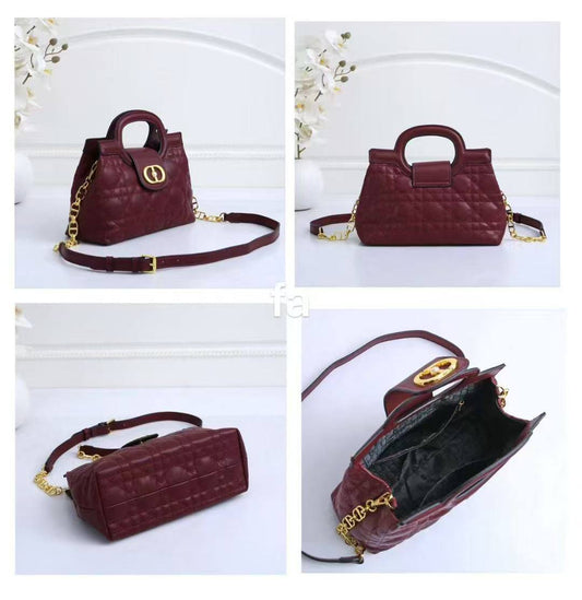Dior
110 dhs🪙🌺
size：25×10×17CM

Good quality 

with box
🎁🎁🎁

Zain35
♥️♥️♥️