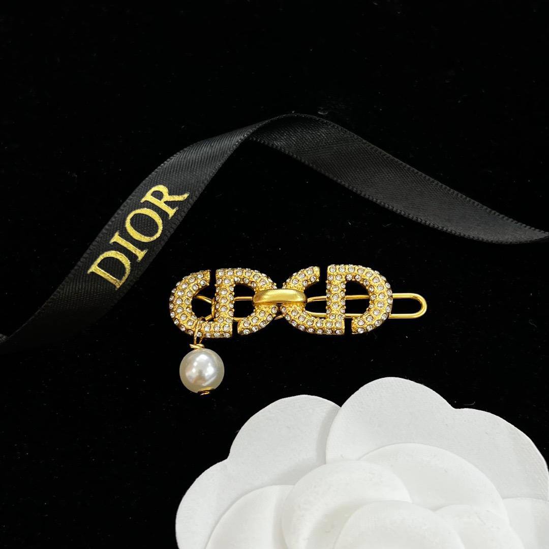 DIOR 
MASTER✨💫
HAIR CLIP  
55 DHS✅
WITH BOX AND PAPER BAG🛍️🎁

Zain89
♥️♥️♥️