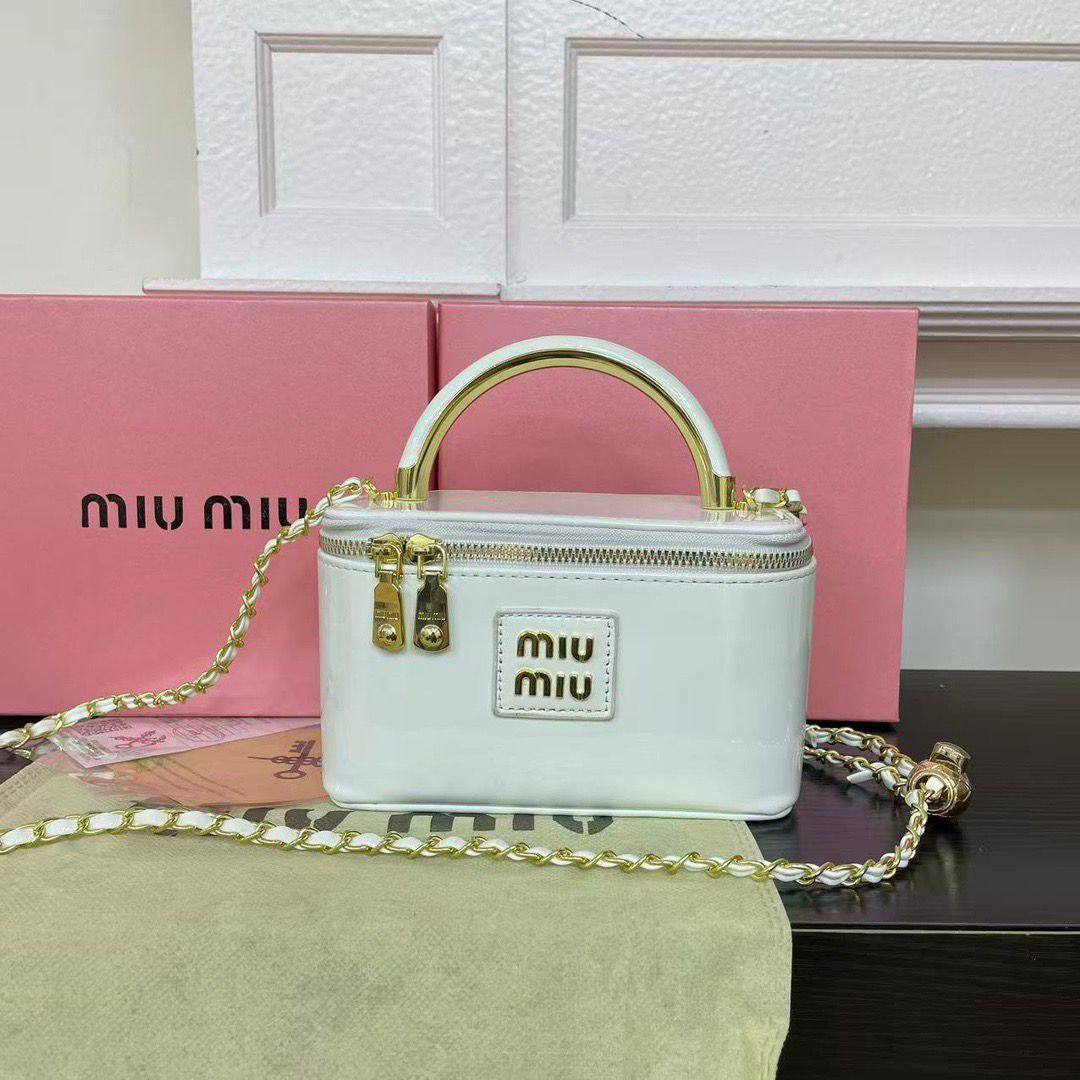 Miu Miu

good Quality bag 

With box 
🎁🎁🎁

80 dhs✅

Zain104
Zain117
♥️♥️♥️