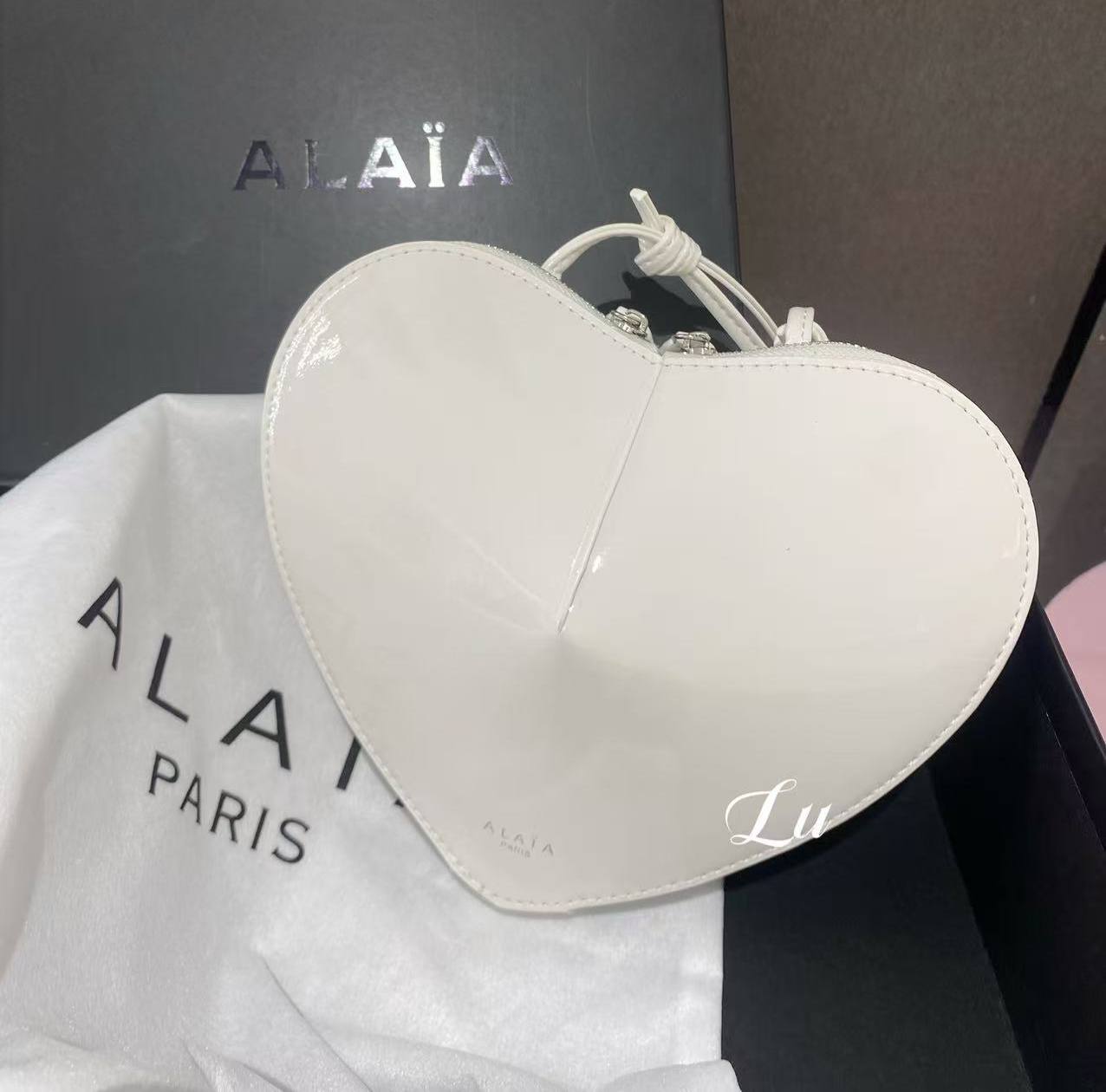 Alaia
110 dhs✅
Best  quality

with box
🎁🎁🎁

Zain74
♥️♥️♥️