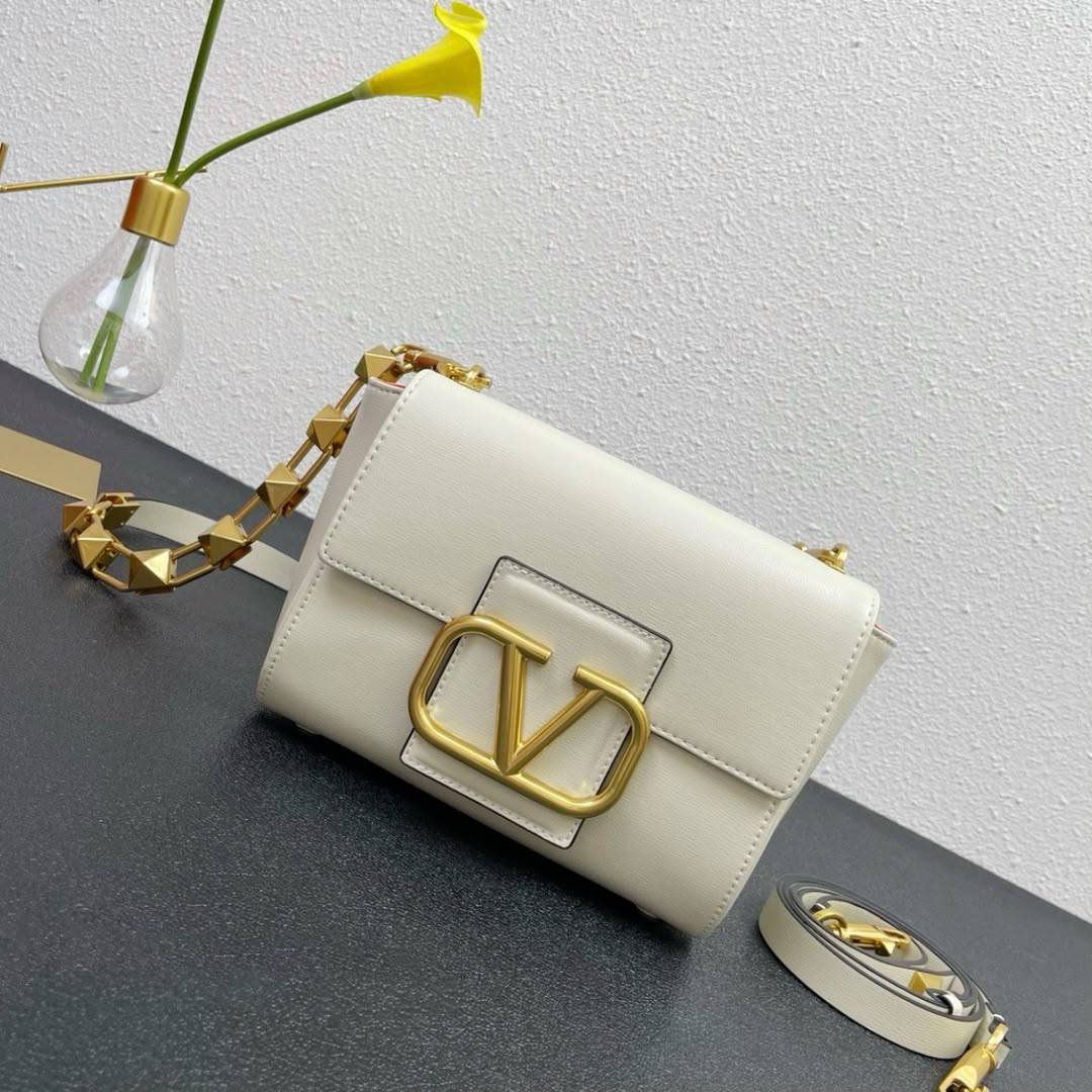 VALENTINO 
COPY ONE
200 dhs✅

Zain295
♥️♥️♥️