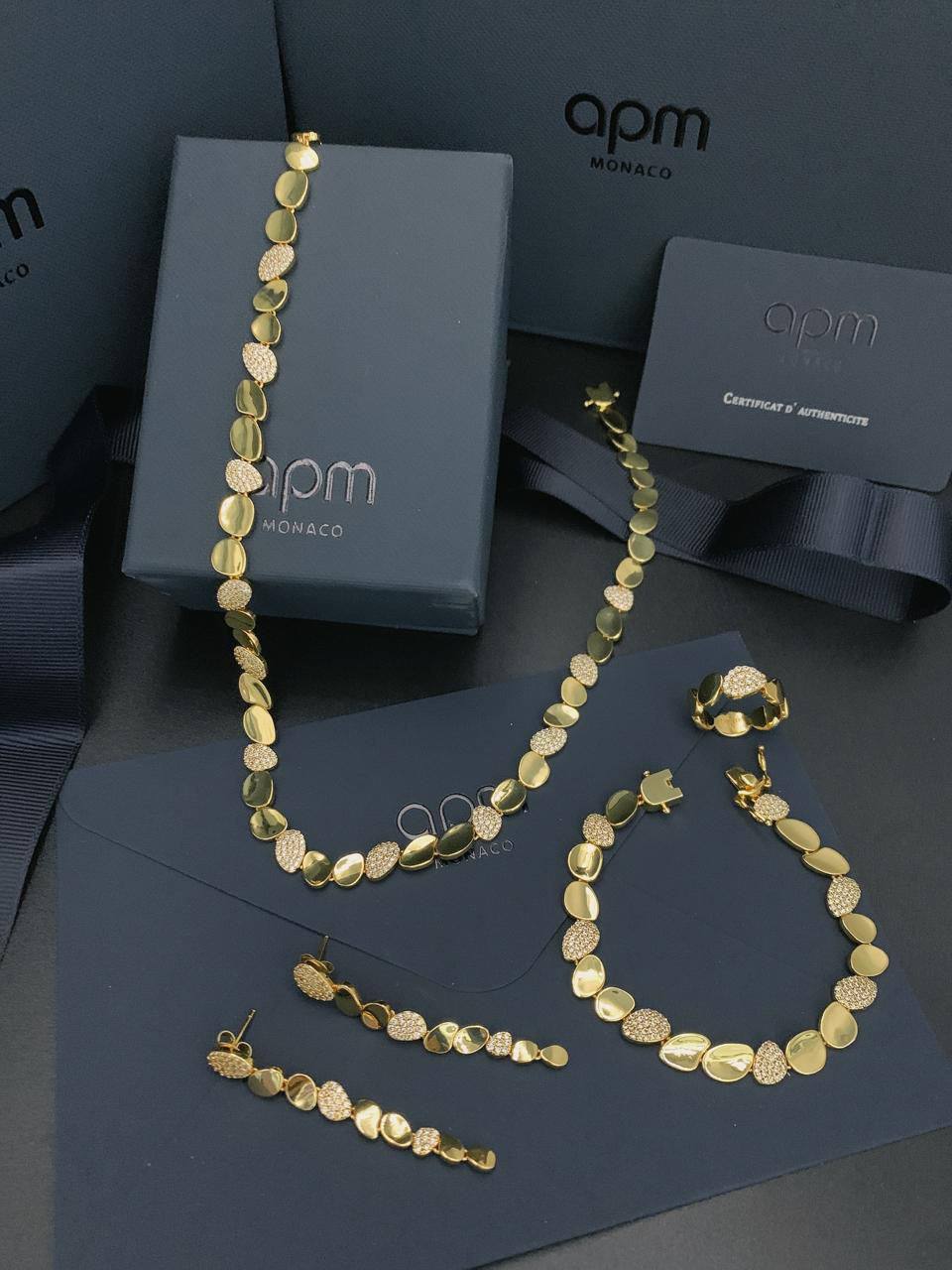SET APM
MASTER💥💫✨
280 DHS💓
WITH GOOD BOX AND PAPER BAG🛍️🎁

Zain89
♥️♥️♥️