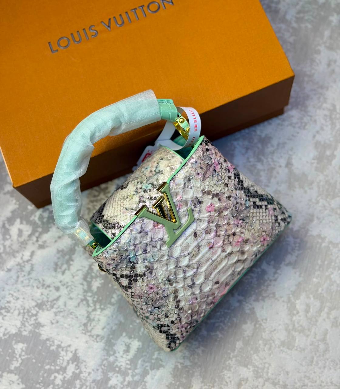 LV
High quality
330 dhs🇦🇪🇦🇪
Size 21cm

Zain175
♥️♥️♥️