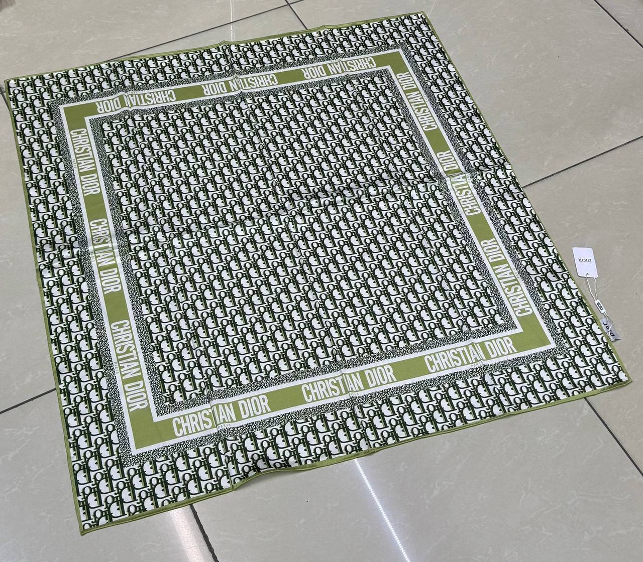 Silk square scarf 
40 dhs🪙💚

Zain93
♥️♥️♥️