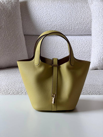 Hermes
 picotin 18cm💥Master quality ✅
with box📦
340 dhs🇦🇪

Zain52
♥️♥️♥️