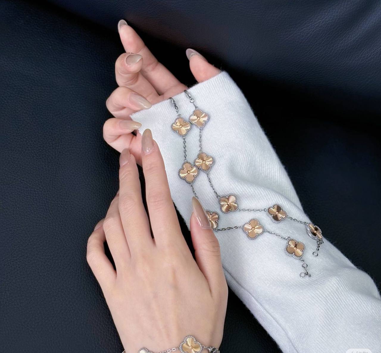 VCA set* 💎
Necklace 
Earrings 
Bracelet 
*Master Quality* 🪅

220 dhs🪙🌨️
normal box 📦

Zain48
♥️♥️♥️