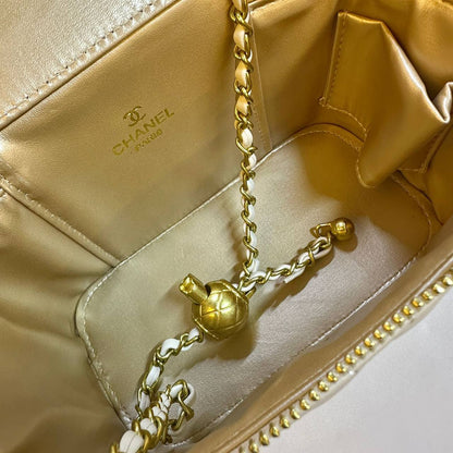 CHANEL 

GOOD QUALITY 

WITH BOX 
🎁🎁🎁

100 dhs✅

Zain39
♥️♥️♥️