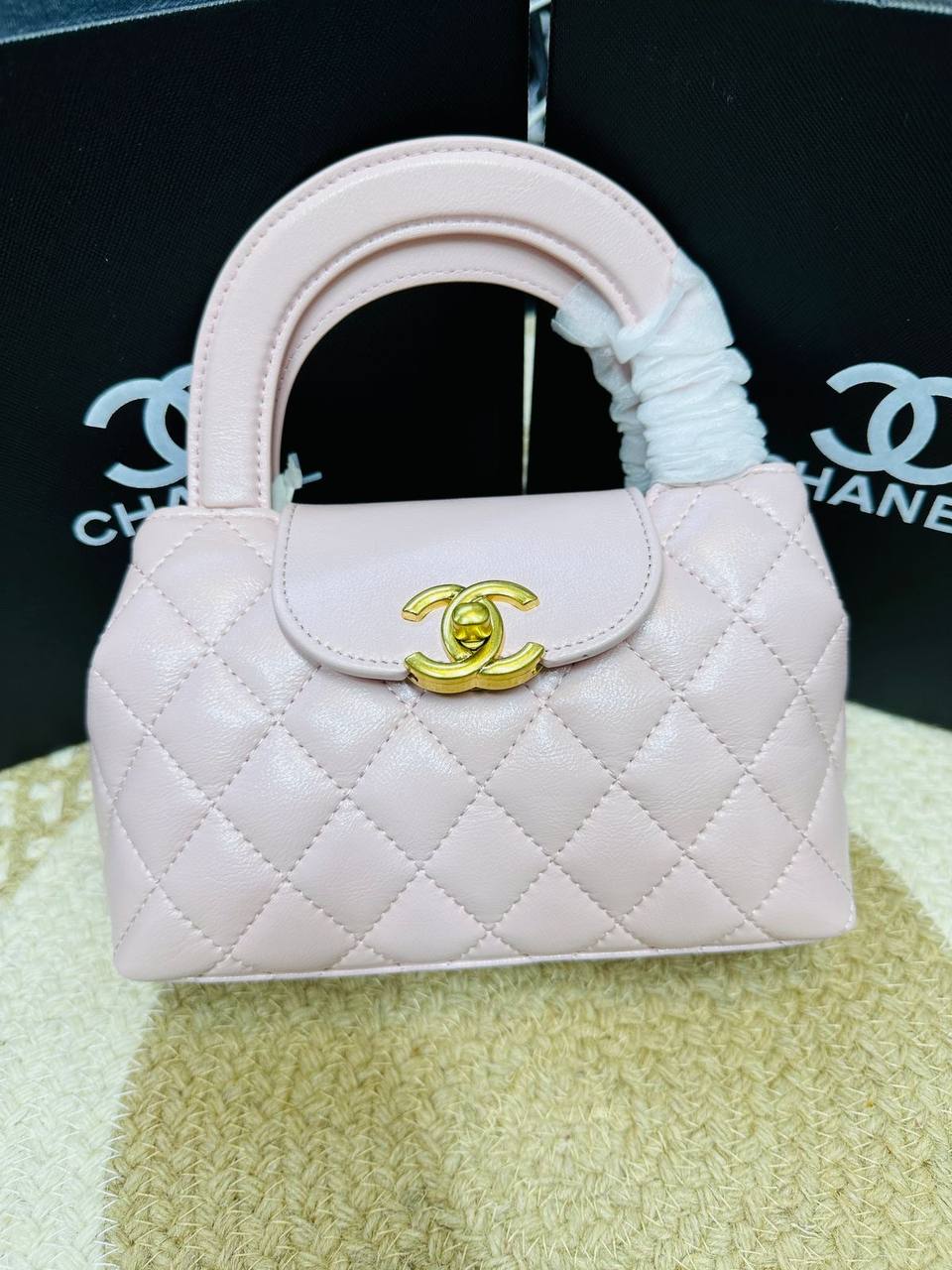 Chanel
95 dhs🪙🖤

with box
🎁🎁🎁

Zain132
♥️♥️♥️