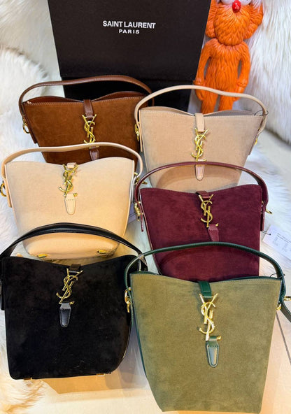 YSL
good quality, 

comes with box, 🎁🎁🎁

size... 22 *18 cm 
95 dhs💓

Zain12
♥️♥️♥️