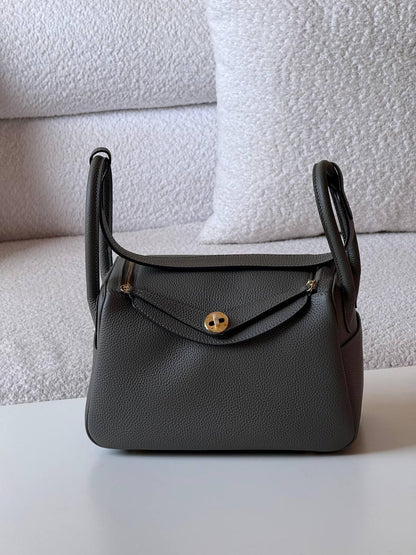 Hermes
Lindy 26 cm💥Master quality ✅with box📦
400 dhs✅

Zain52
♥️♥️♥️