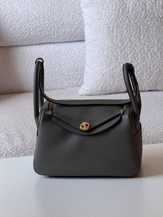 Hermes
Lindy 26 cm💥Master quality ✅with box📦
400 dhs✅

Zain52
♥️♥️♥️