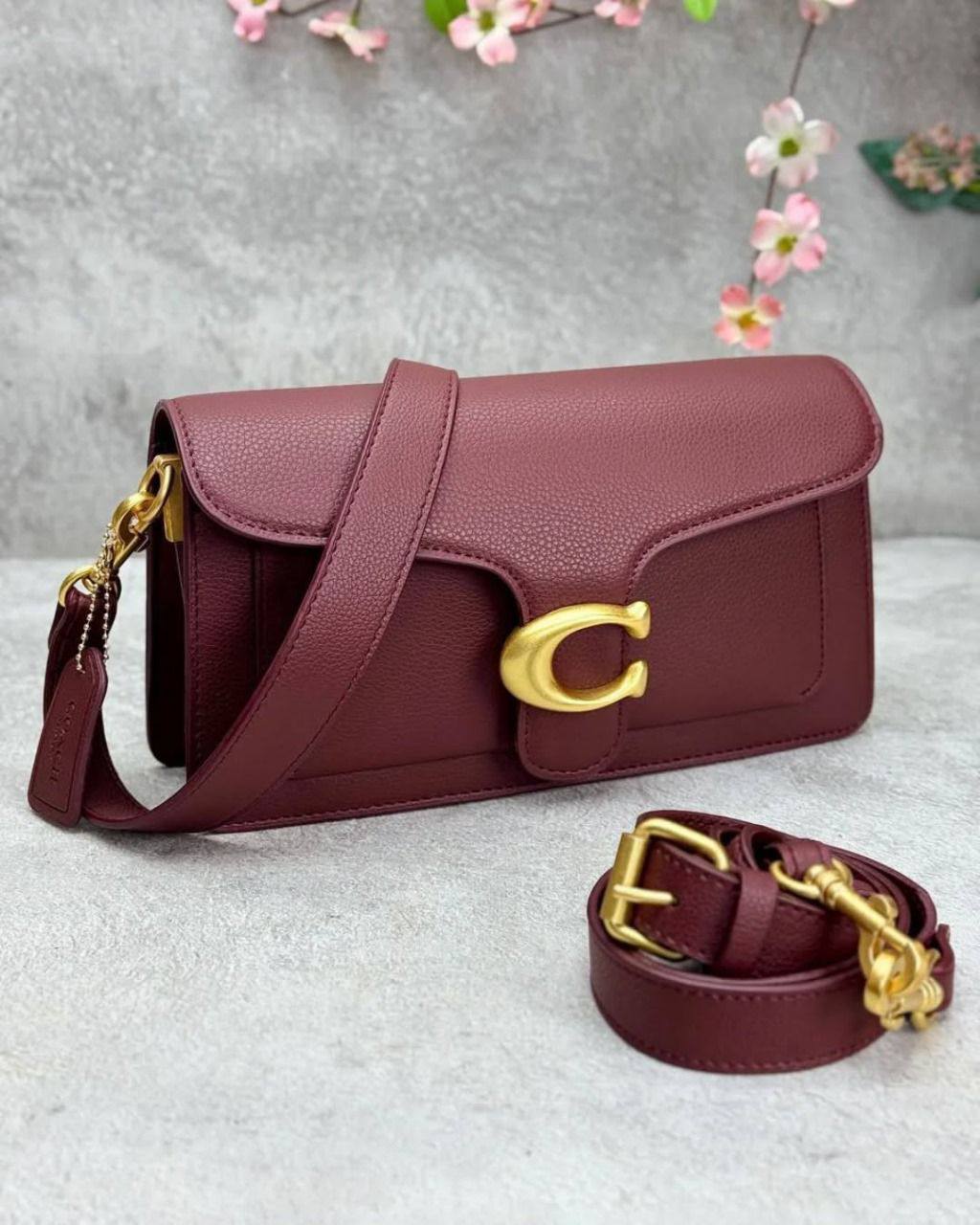 Coach 
Best quality 

with box’s 
🎁🎁🎁

100 dhs✅
size 21 CM

Zain290
♥️♥️♥️