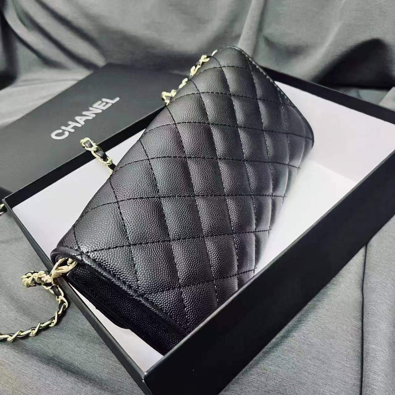 Chanel

with box
🎁🎁🎁

90 dhs❣️

Zain07
♥️♥️♥️