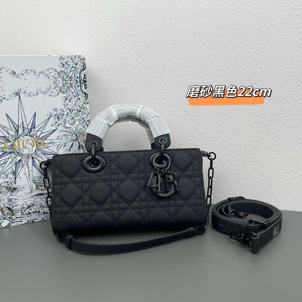 Dior Master
Dior 💕🙋🏻‍♀️
22cm🫶🏼 
320 dhs✅

Zain228
♥️♥️♥️
