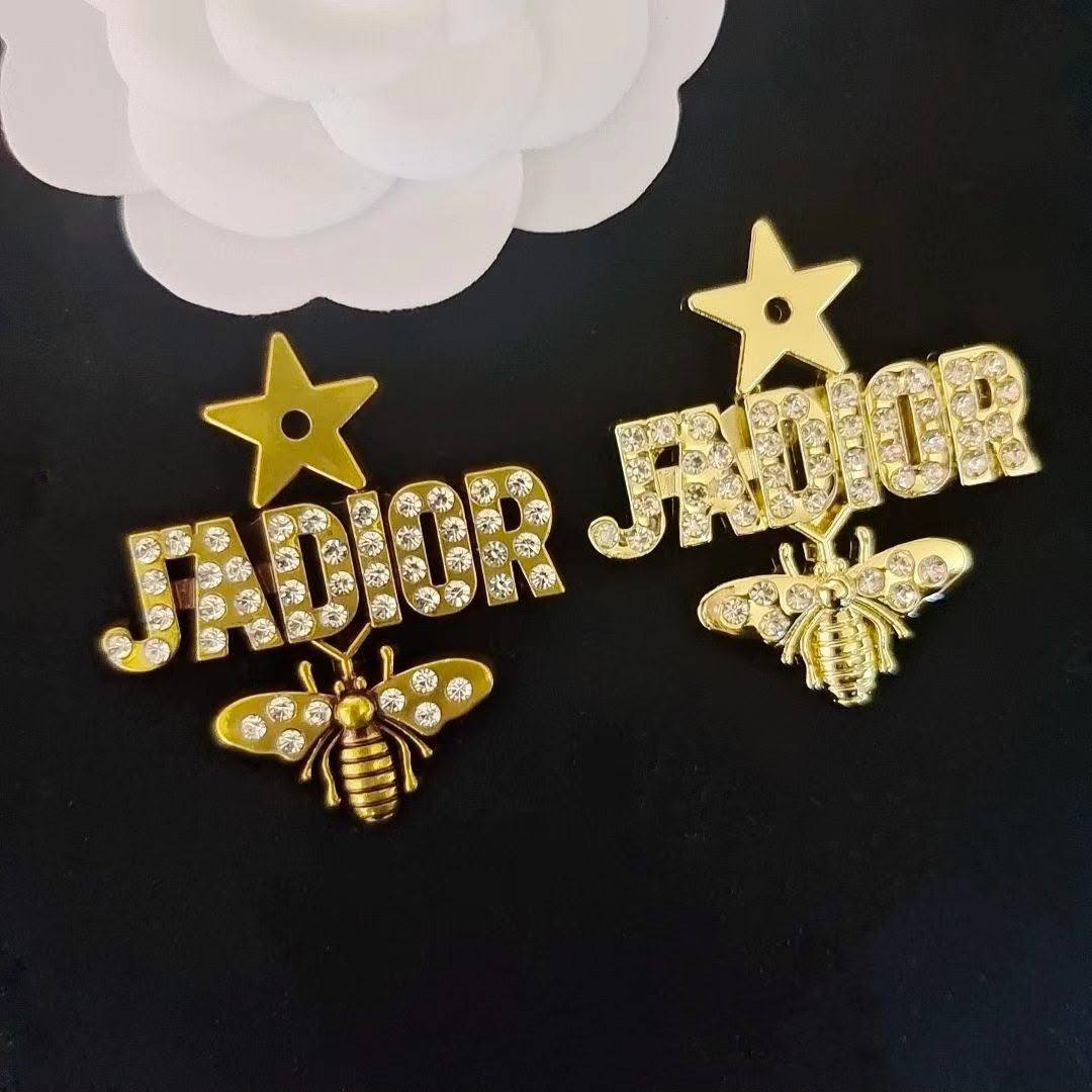 BROOCH🦋*
Good quality 🍁
With black boxes 📦 
20 dhs💓

With normal box 🗃️ 
And paper bag 🛍️
35 dhs💓

Zain216
♥️♥️♥️