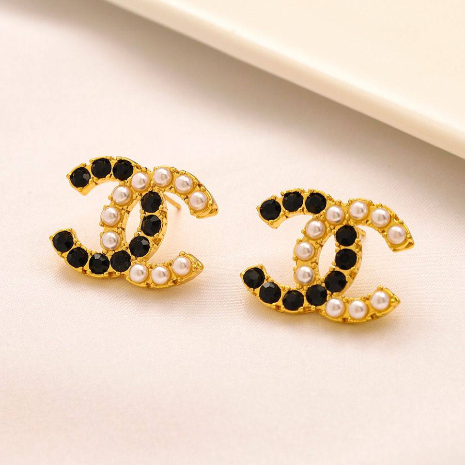 New arrival branded earrings 
30 dhs🪙💚/ pair without box 
40 dhs🪙💚/ pair with branded box

Zain243
♥️♥️♥️