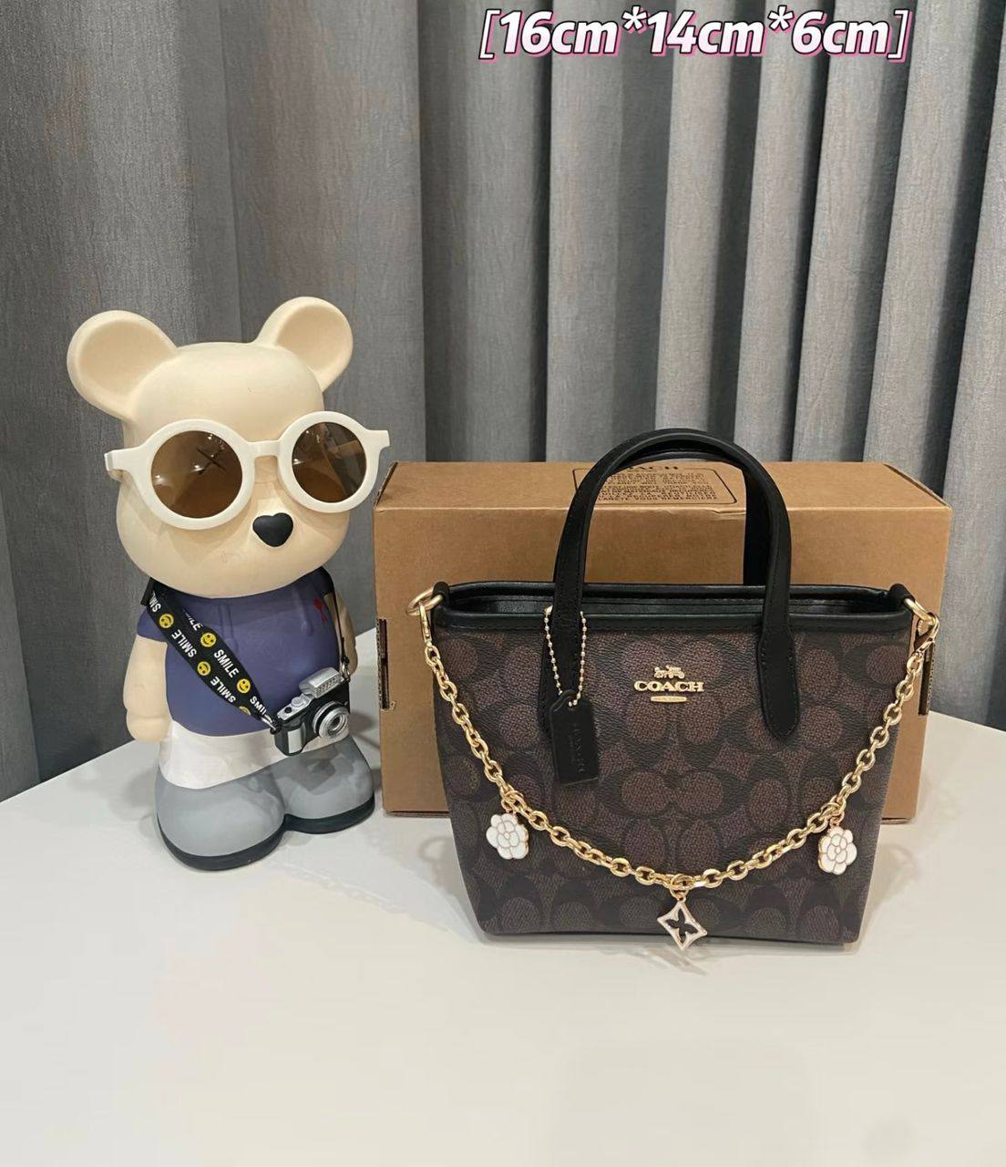 Coach
90 dhs✅
SIZE：18cm

with box
🎁🎁🎁

Zain35
♥️♥️♥️