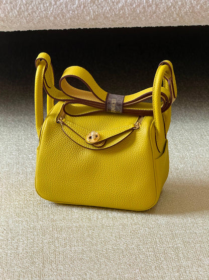 Hermes mini Lindy 18cm💥Master quality ✅with box 📦 
340 dhs✅

Zain51
♥️♥️♥️