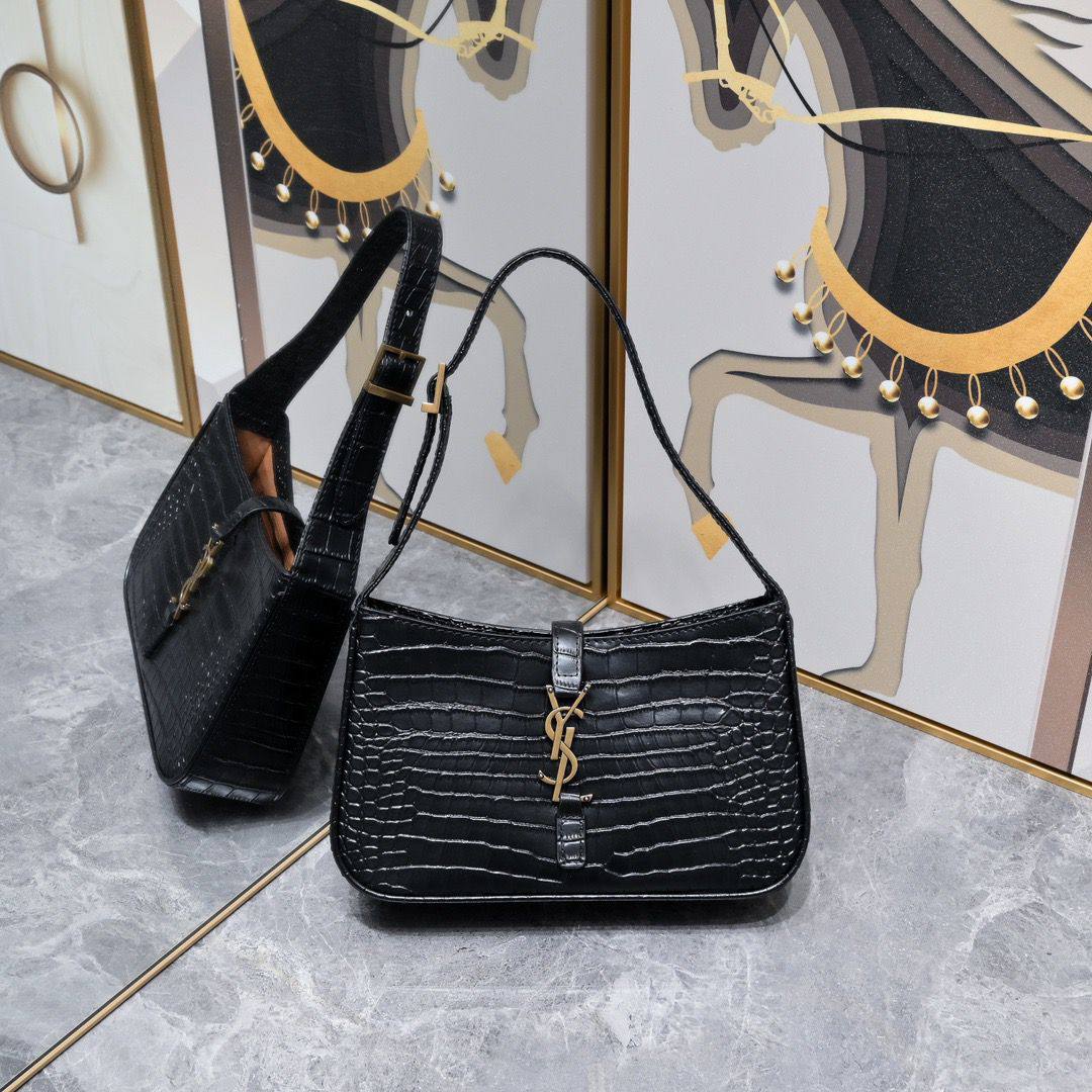 YSL
with box
🎁🎁🎁

Size:25cm 
95 dhs✅

Zain114
♥️♥️♥️