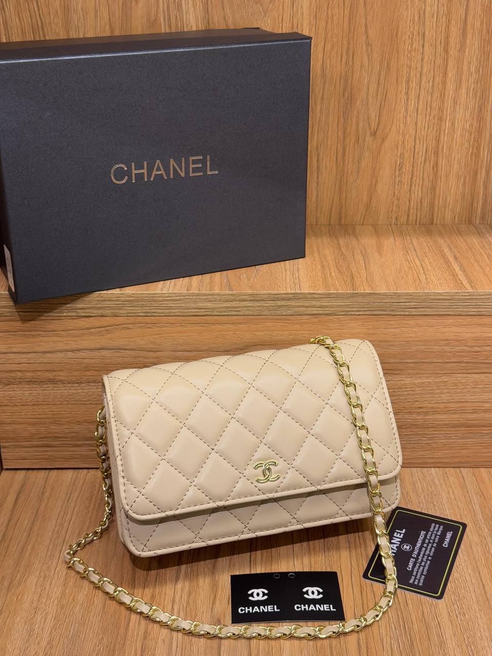 Chanel 
Best quality with box’s 
90 dhs🇦🇪🇦🇪
size 19 cm

Zain290
♥️♥️♥️