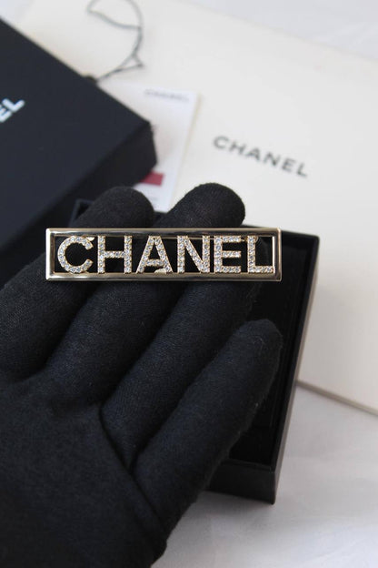 *CHANEL*  🤍

🆕🎉🥳🎊🆕
* BROOCH, Clip , Pin
* Gold-Finish Metal with Stones

* ⁠↗️ *Super Master Quality ®️*
For Price 👇 WTSP Text Zain 0568585901

Zain106
♥️♥️♥️