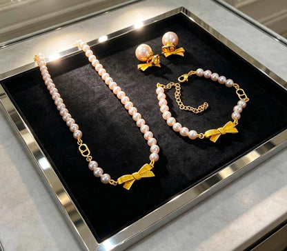 Dior Set
Necklace 
Earrings 
Bracelet 
Master quality 💐

*160* AED normal box 📦

Zain48