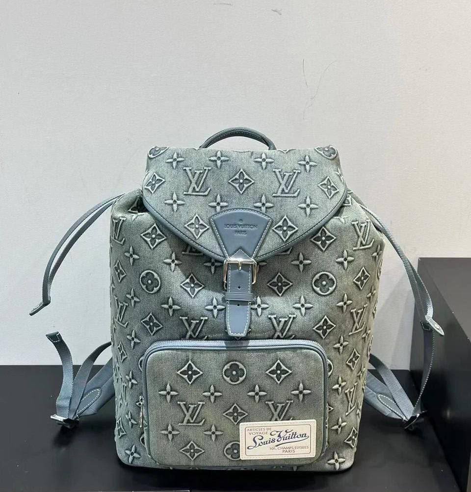 LV 
backpack 

550 dhs🇦🇪🇦🇪
Zain228
♥️♥️♥️