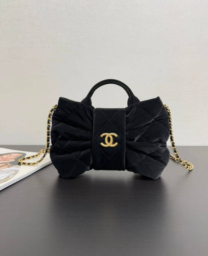 Chanel

115 dhs🗽

with box
🎁🎁🎁

Zain38
♥️♥️♥️