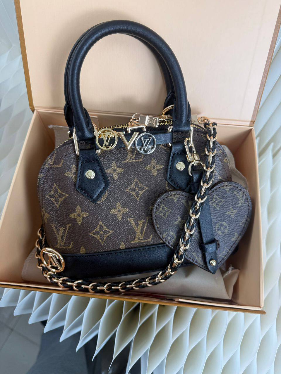 LV
110 dhs✅

with box
🎁🎁🎁

size 20×10×13cm

Zain42
♥️♥️♥️