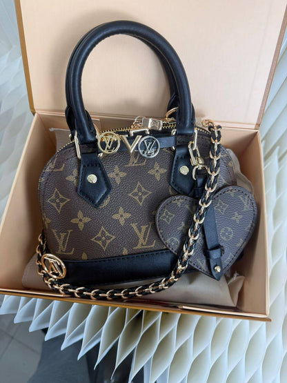 LV
110 dhs✅

with box
🎁🎁🎁

size 20×10×13cm

Zain42
♥️♥️♥️