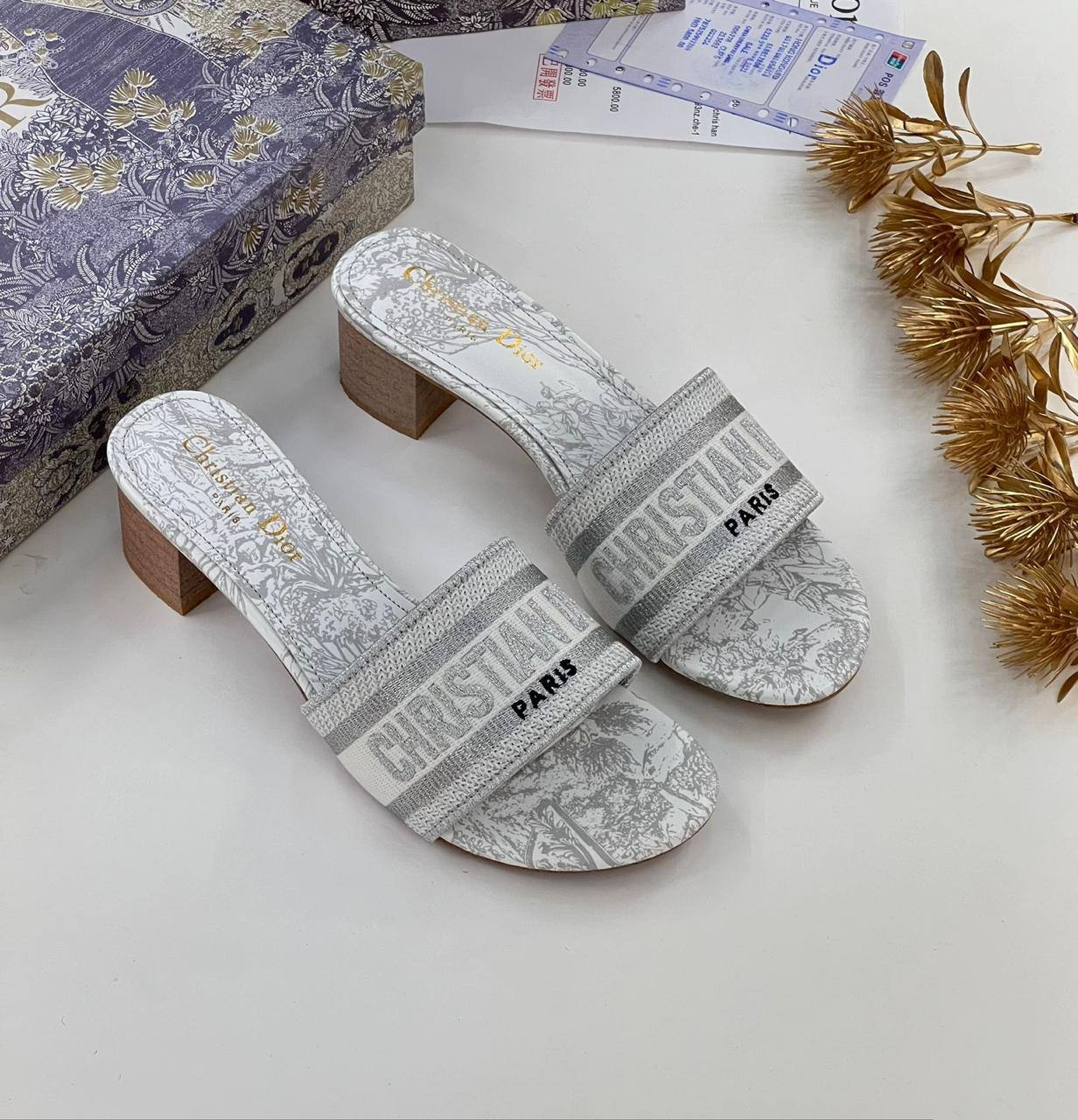 New. Dior heel 

   Size  .  36.  to 41

85 dhs✅

Zain80
♥️♥️♥️