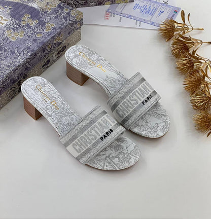 New. Dior heel 

   Size  .  36.  to 41

85 dhs✅

Zain80
♥️♥️♥️