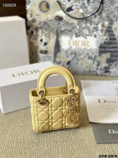 DIOR MICRO BAG 
Master✅✅
13CM 
230 dhs🇦🇪🇦🇪
WITH BOX 

Zain131
♥️♥️♥️