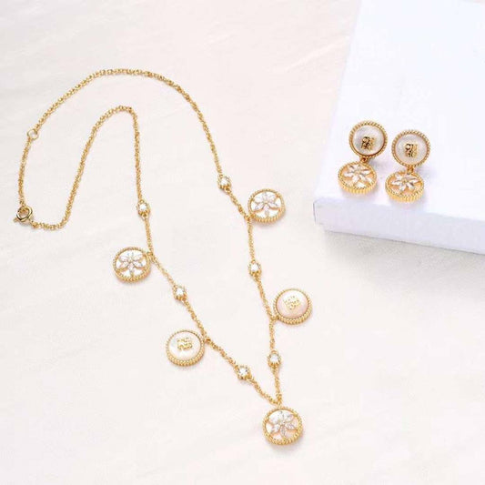 *CH* 💫 Set
    _*Necklace*_📿
   _*Earrings*_💎
    *130* *AED*💰
*WITH  Box*📦

Zain89
♥️♥️♥️
