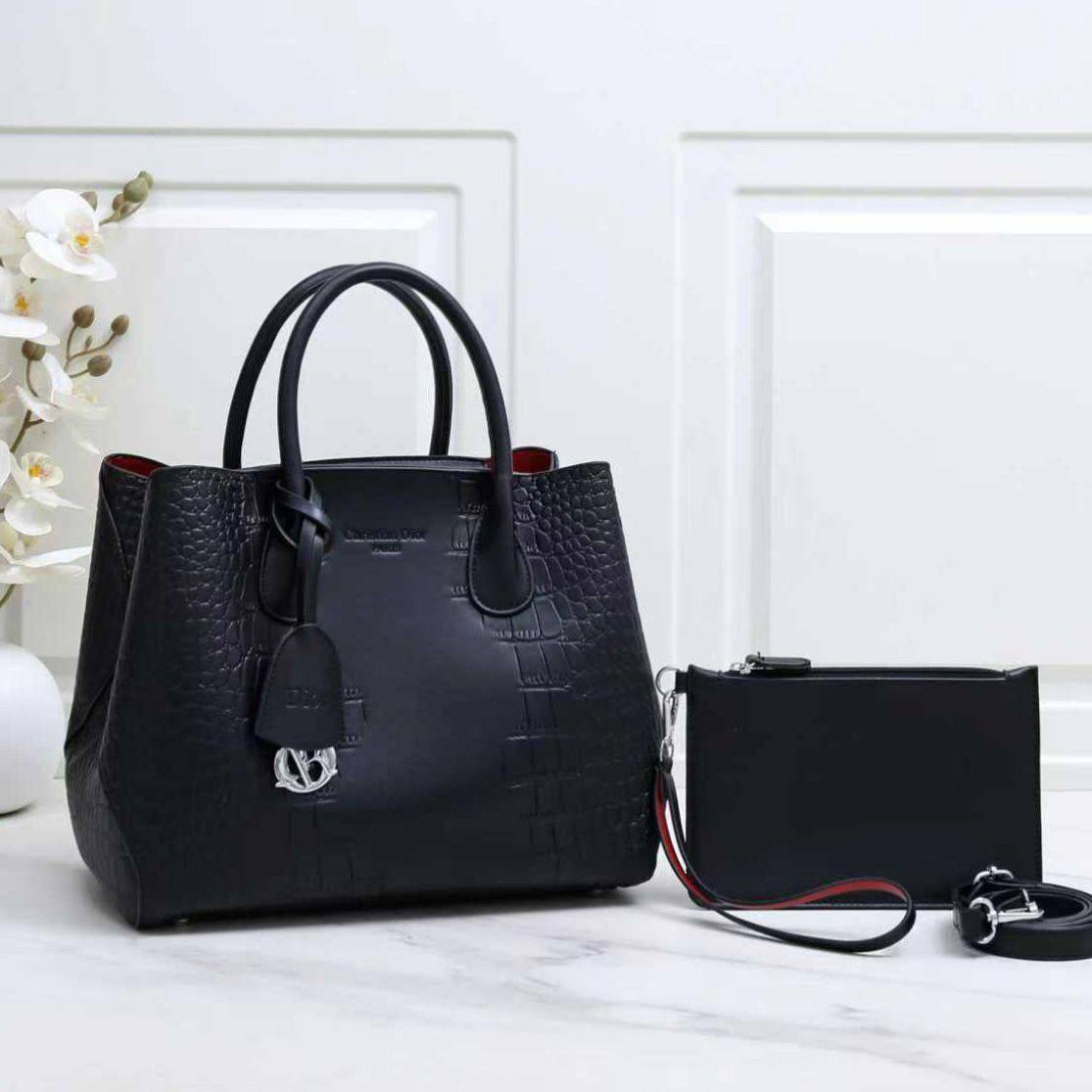 DIOR 
NEW DESIGN
 GOOD QUALITY
130 dhs✅

Zain39
♥️♥️♥️