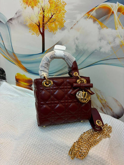 Dior 
Best quality 

with box 🎁

160 dhs✅
size 17Cm

Zain290
♥️♥️♥️
