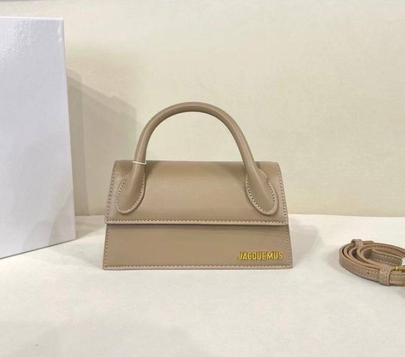 Jacquemus 
Good Quality 
With Box 
🎁🎁🎁

105 dhs🪙🌨️

Zain250
♥️♥️♥️