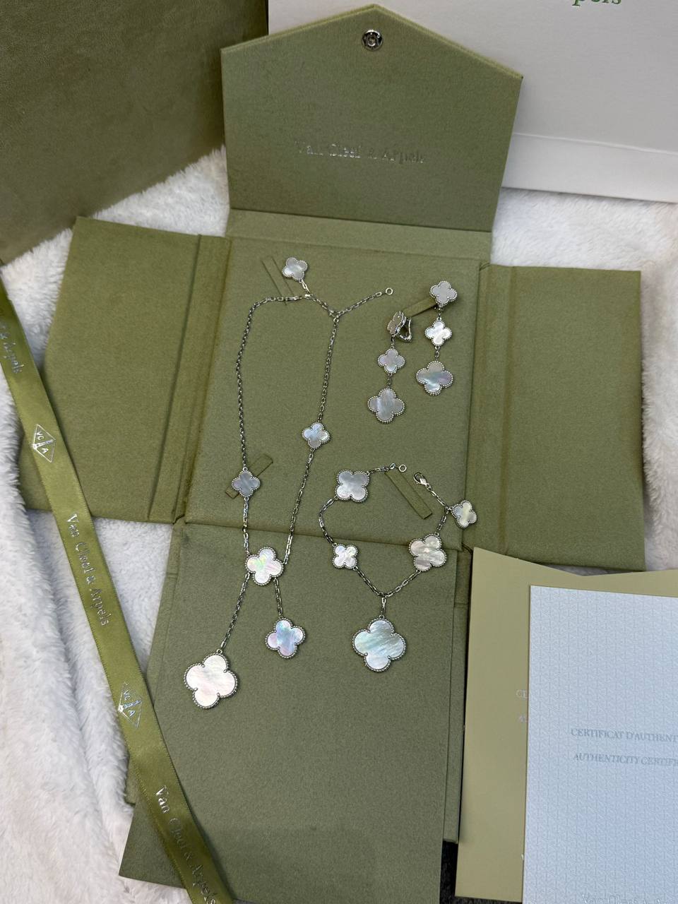 Vancleef Set
with normal box 🎁
320 dhs🪙🌨️

with original box 
🎁🎁🎁
400 dhs🪙🌨️

Zain209
♥️♥️♥️