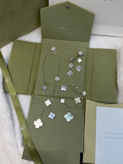 Vancleef Set
with normal box 🎁
320 dhs🪙🌨️

with original box 
🎁🎁🎁
400 dhs🪙🌨️

Zain209
♥️♥️♥️