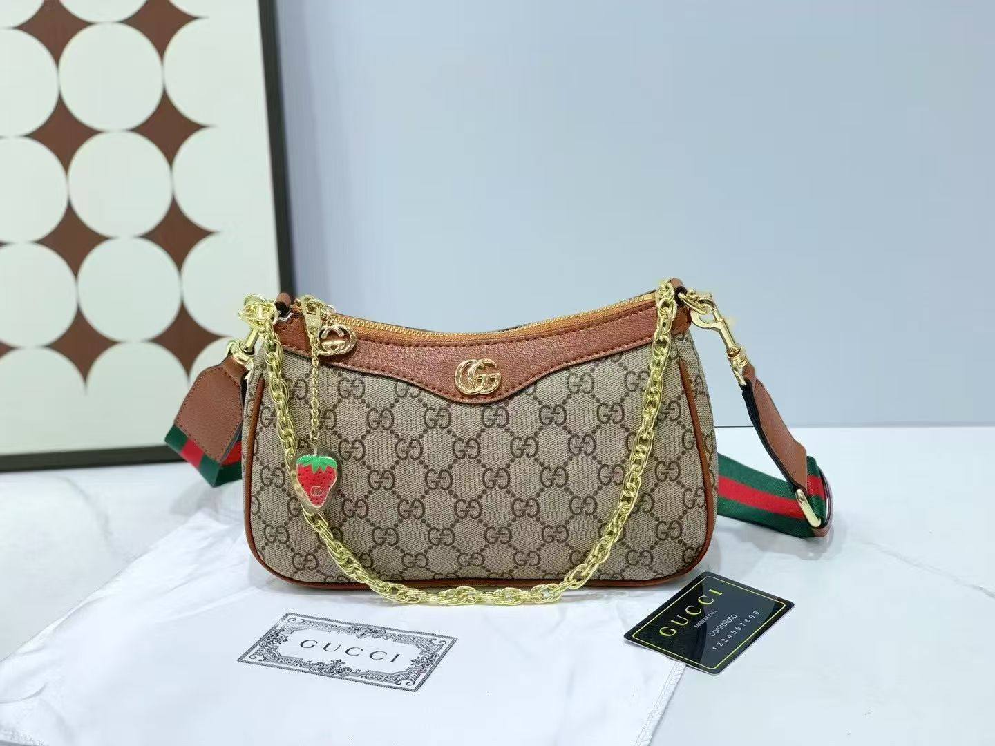Gucci

with box
🎁🎁🎁

100 dhs🪙🌨️

Zain143
♥️♥️♥️