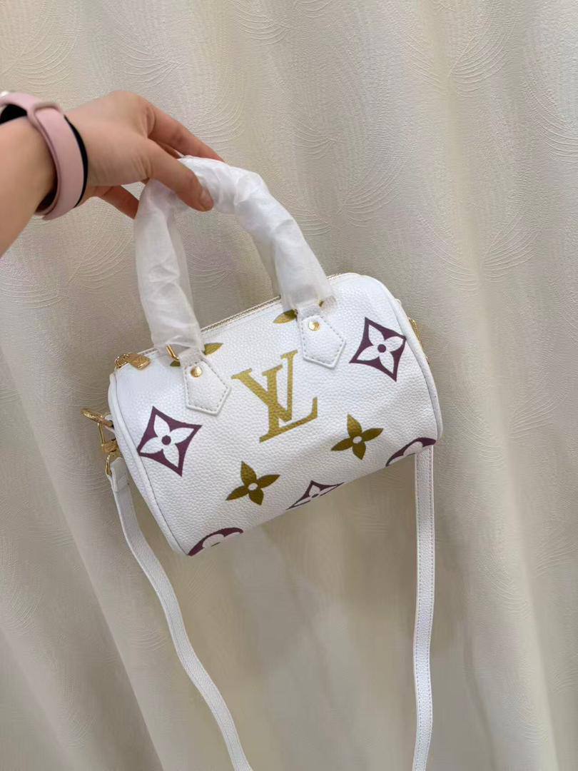 LV
80 dhs✅

with box
🎁🎁🎁

size 20×12×14cm

Zain213
♥️♥️♥️