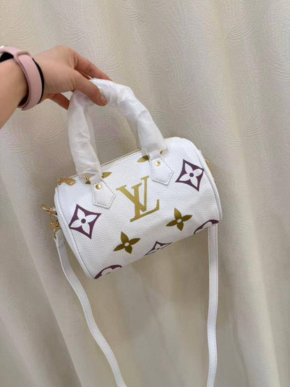 LV
80 dhs✅

with box
🎁🎁🎁

size 20×12×14cm

Zain213
♥️♥️♥️