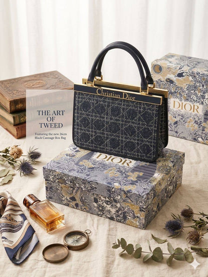 CHRISTIAN DIOR in Tweeds
Booktote Handbag
Gold Metal Hardware
Has a Belt Strap
Size: 26 cm
With BOX
🎁🎁🎁

110 dhs✅

Zain239
♥️♥️♥️