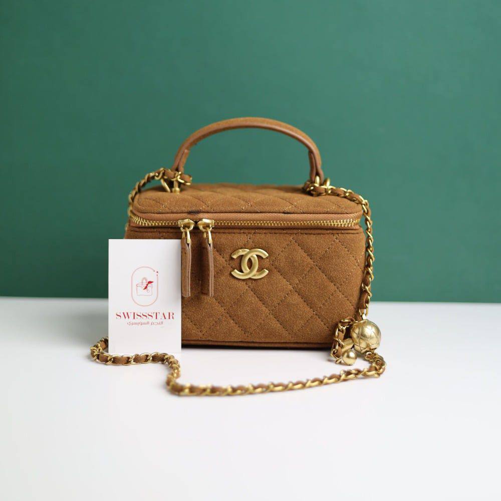 Chanel
19cm makeup box
 inside mirror 
with box 
100 dhs✅

Zain168
♥️♥️♥️
