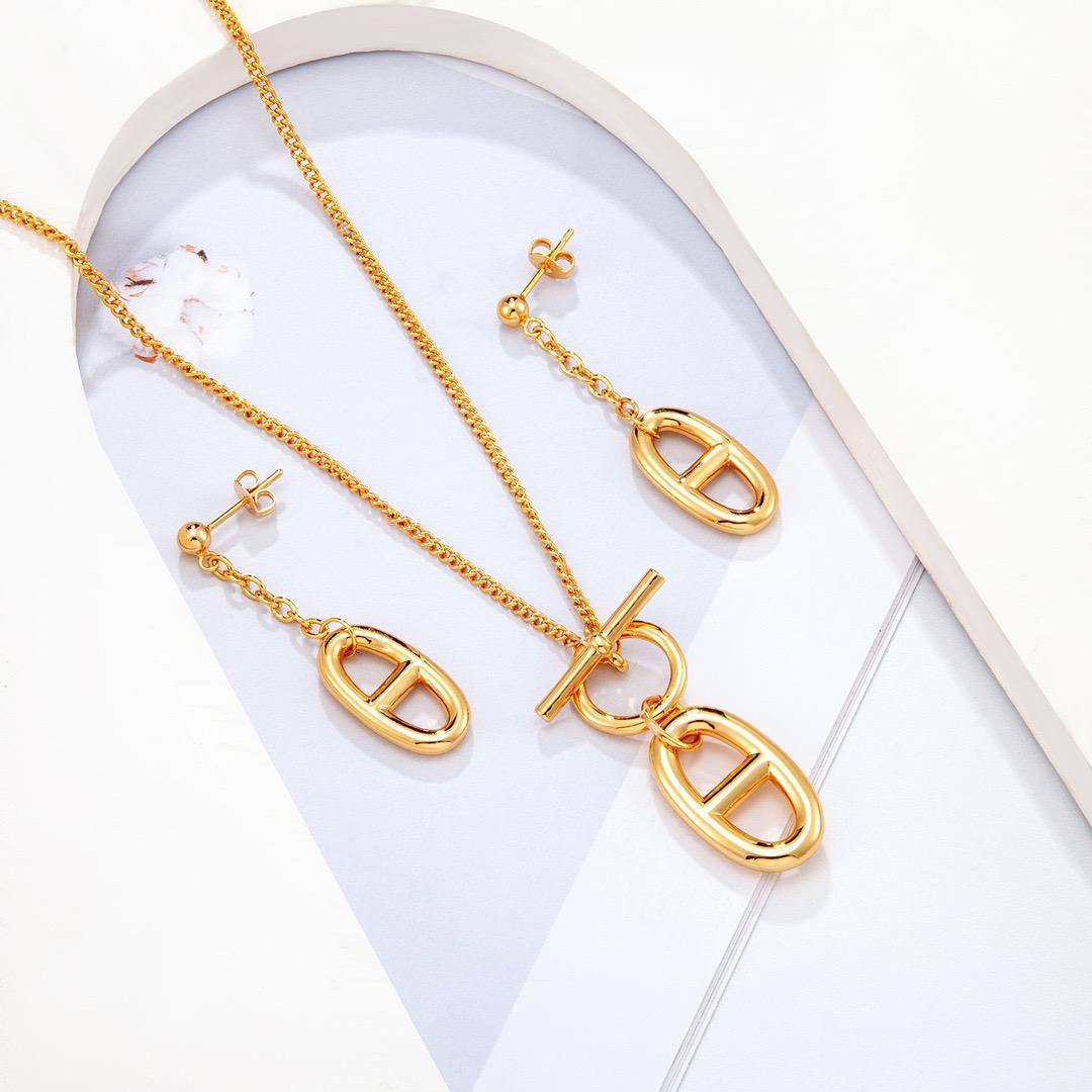 HERMES Set
Master ✨💫
_Necklace_ 
_EARRINGS_
85 dhs✅
WITH NORMAL BOX And Paper BAG🎁🛍️
110 dhs✅ 
WITH MASTER BOX And Paper BAG🎁🛍️

Zain89
♥️♥️♥️
