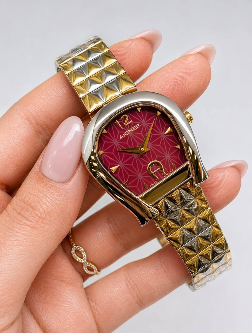 Aigner watch for ladies good quality 
270 dhs✅

Zain59
♥️♥️♥️