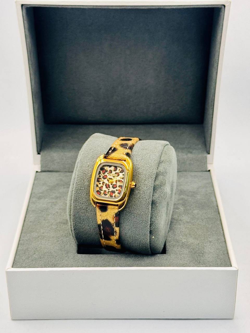 Guess ladies*🤩🤩
*offer price 
35 dhs🇦🇪🇦🇪

Zain08
♥️♥️♥️