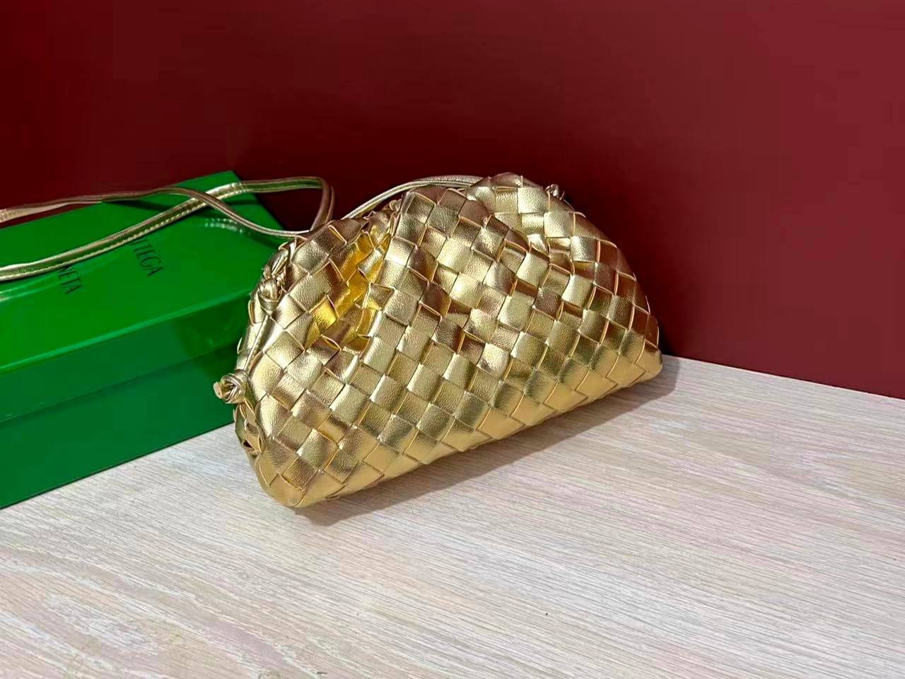 Bottega
110 dhs✅
with box
size 22cm

Zain26
♥️♥️♥️