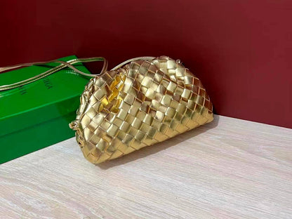 Bottega
110 dhs✅
with box
size 22cm

Zain26
♥️♥️♥️